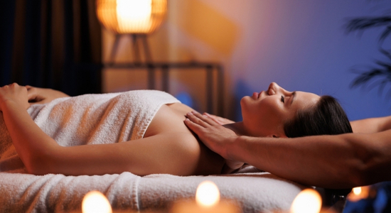 Eine Frau liegt auf einer Liege und bekommt eine Massage